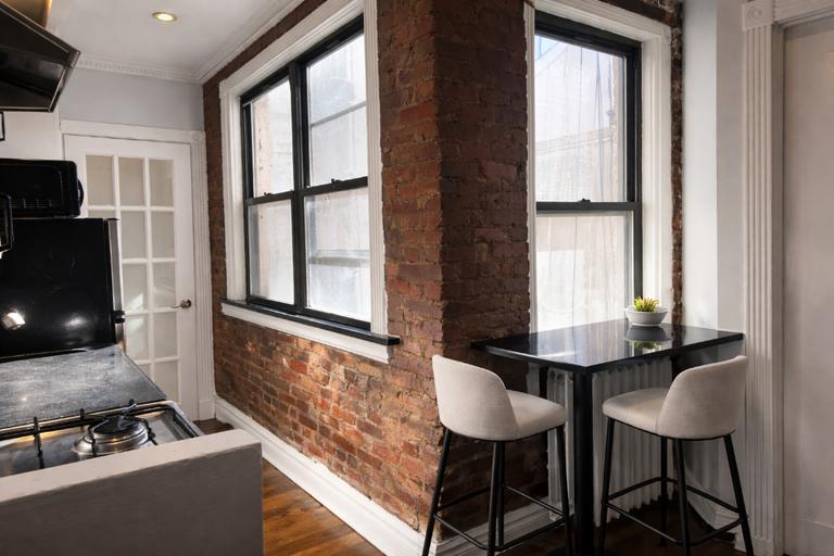 Building Photo - 410 E 13th St