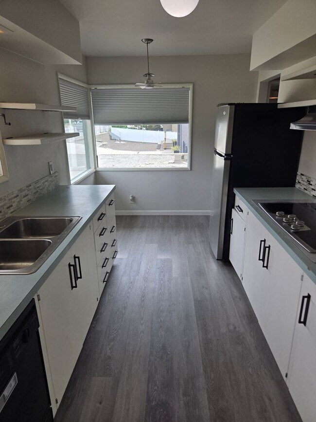 Building Photo - 4 Bed 2 Bath Golf Course Living