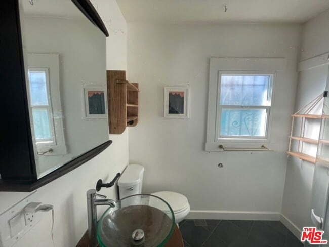 Building Photo - 547 Brooks Ave