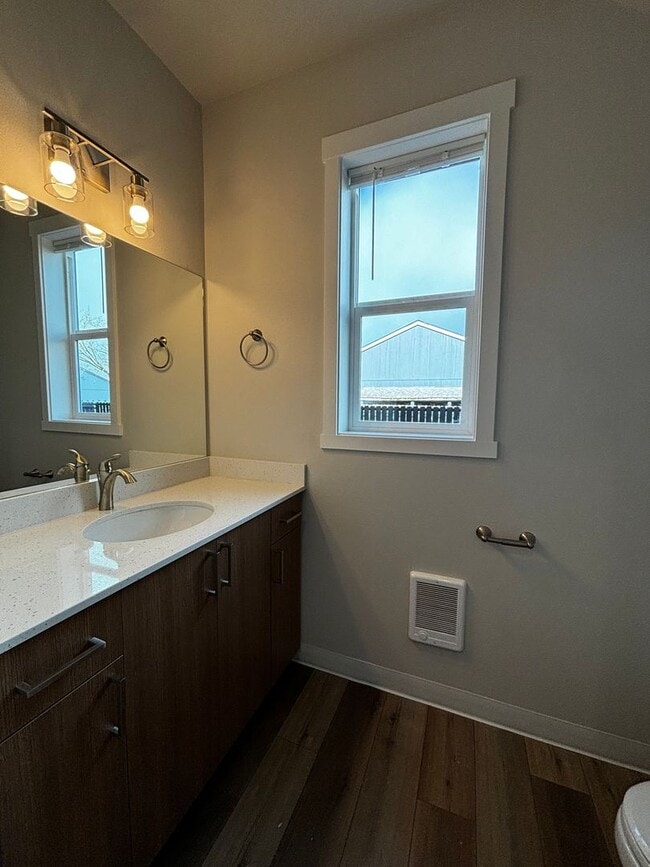 Building Photo - Newer Townhome in Quiet Neighborhood!