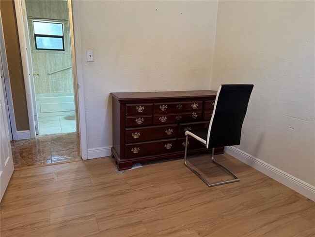 Building Photo - 1930 Walton St S