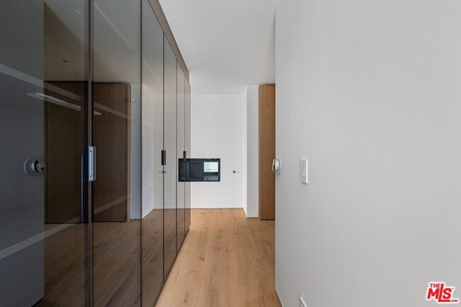 Building Photo - 2501 Banyan Dr