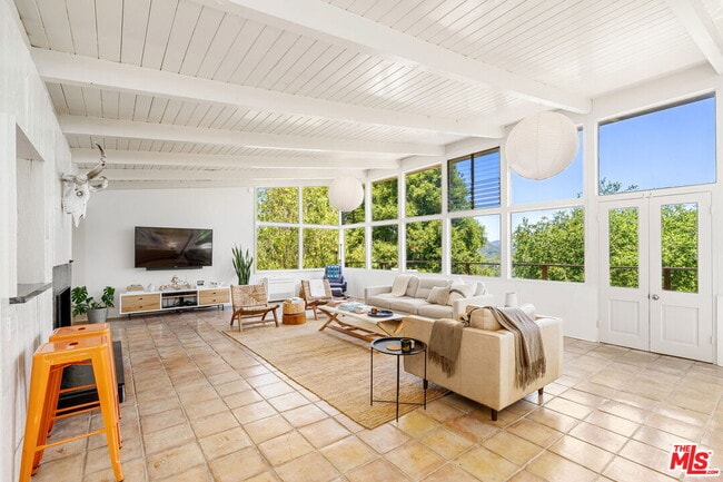 Building Photo - 19783 Valley View Dr