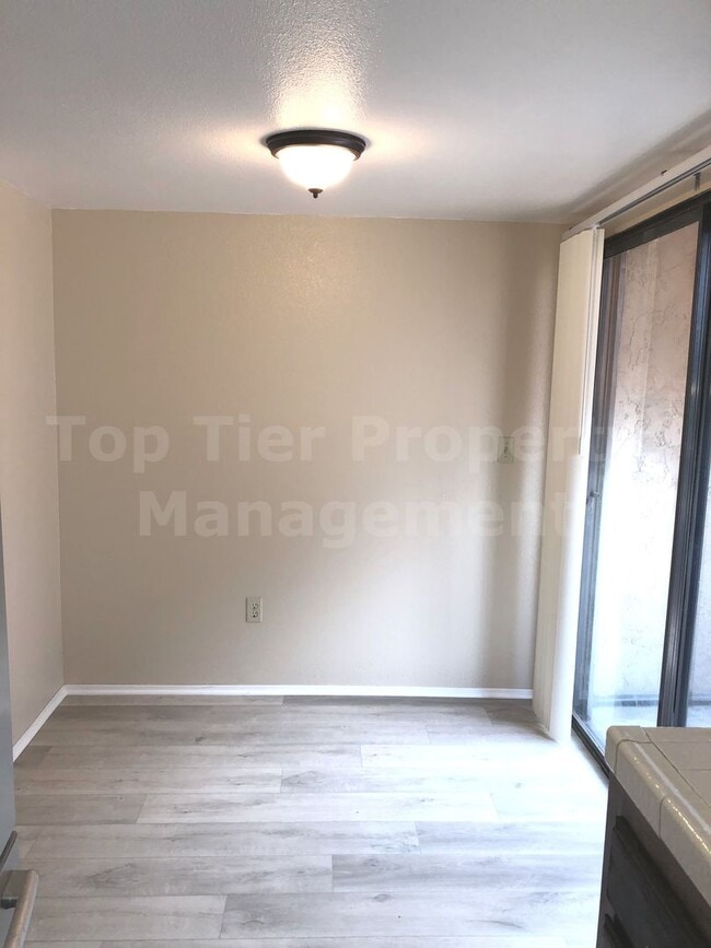 Building Photo - ***2 Bed / 1.5 Bath Townhome with Attached Garage - Available 03/10***