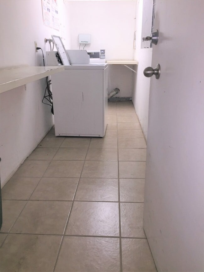 Building Photo - Bright and Modern Second Floor 1 Bedroom 1 Bath Unit