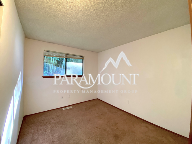 Building Photo - 3 Bedroom 2 Bath Oasis in Port Orchard!