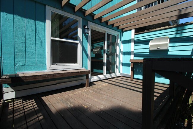 Building Photo - Spacious 3-Bedroom, 1.5-Bath Townhome in Gulf Breeze Near Top-Rated Schools, Beaches, and Gulf Br...