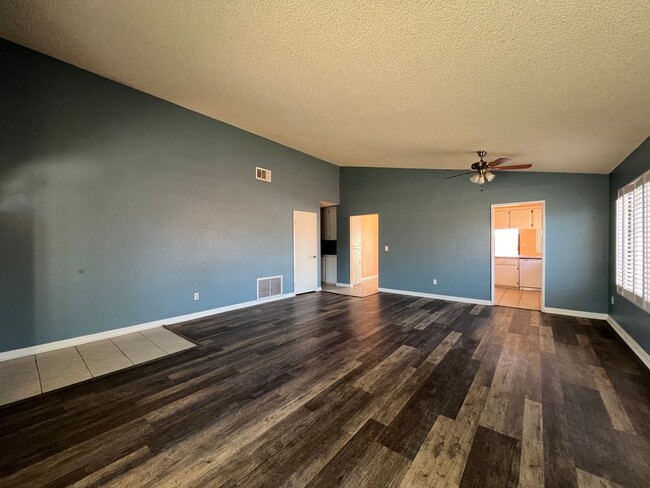 Building Photo - 3 Bedroom 2 Bathroom House with Swimming P...