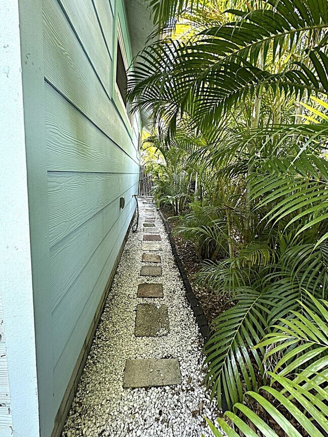 Building Photo - GULFPORT FURN. COTTAGE 2/2 EIGHT MONTH RENTAL MAY 1, 2026-JAN. 3, 2027