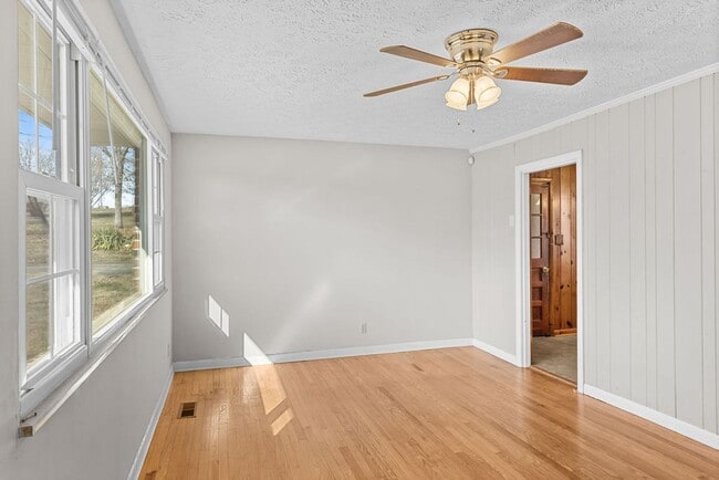 Building Photo - Updated 3bd/2bth home with Remodeled Master Suite & Prime Location!