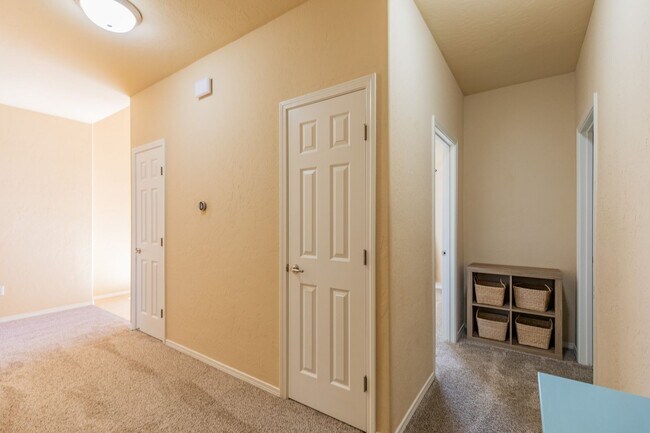 Building Photo - 3 Bed 2 Bath Fully Furnished Home - Pet Fr...