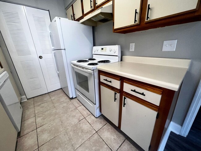 Building Photo - Remodeled 1st floor 2/2 Tradewinds Condo i...