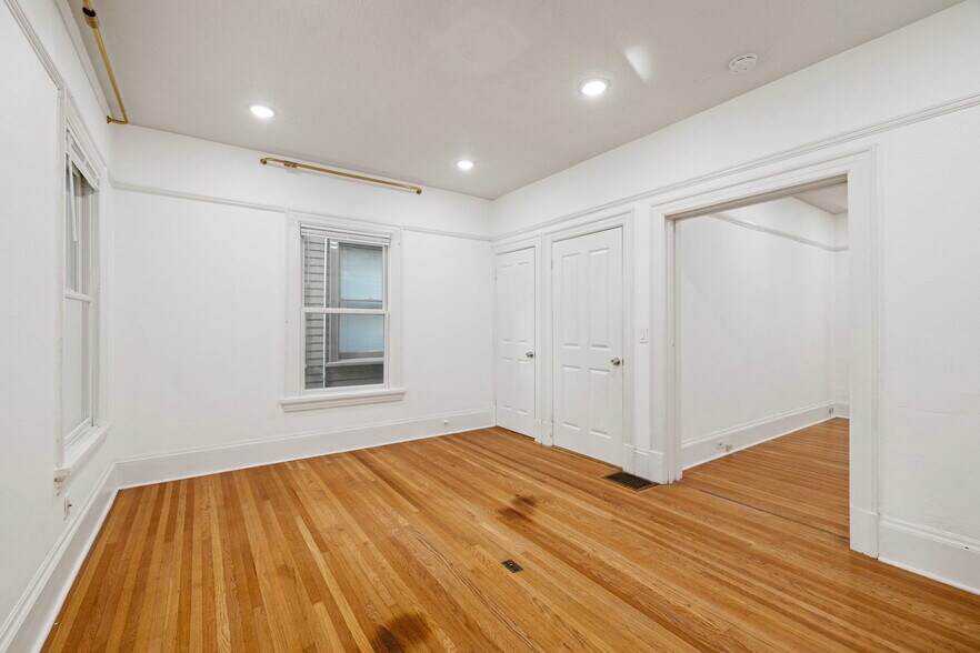 Dining - 2338 NW Hoyt St