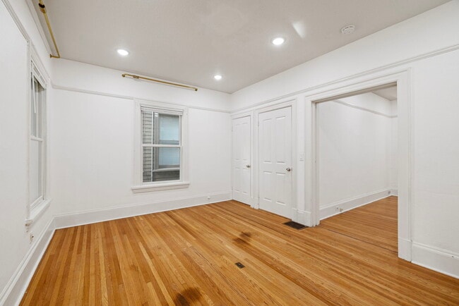 Dining - 2338 NW Hoyt St