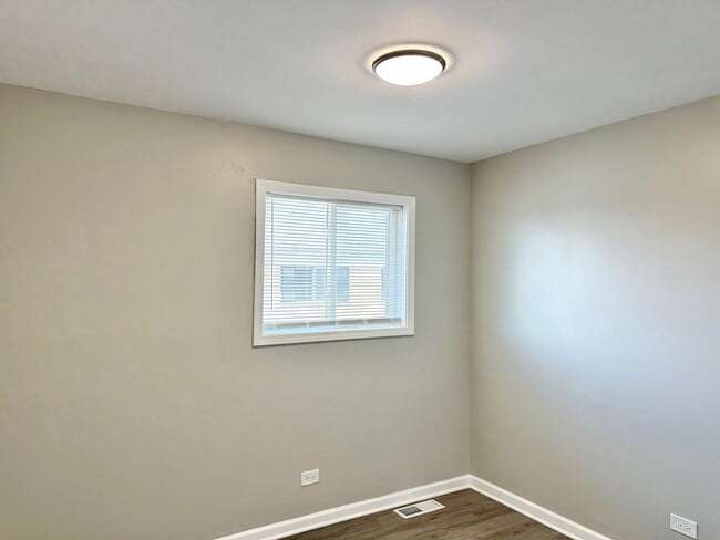 Building Photo - 1721 E Roosevelt Rd