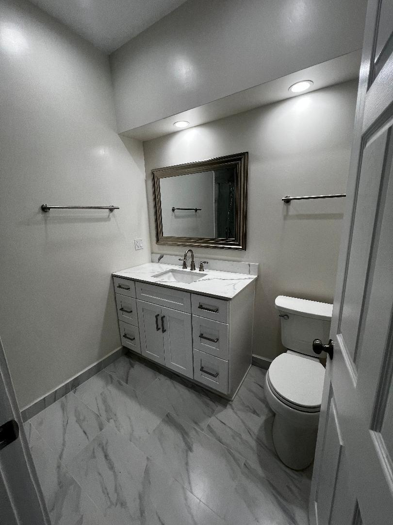 Building Photo - 7435 Encino Ave