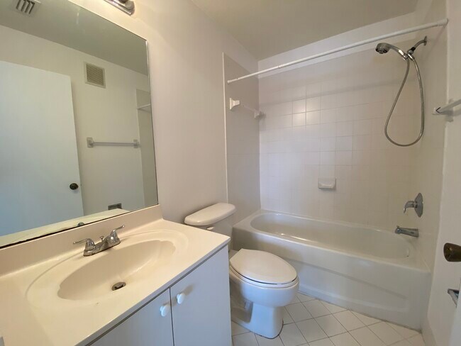 Building Photo - 2921 SE 12th Rd