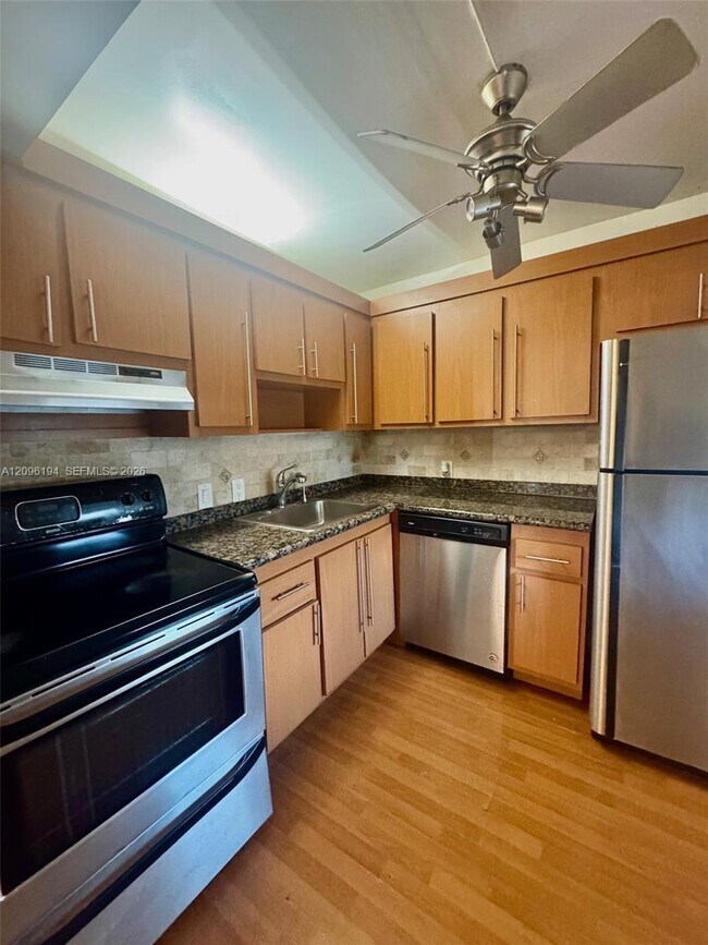 Building Photo - 3475 N Country Club Dr