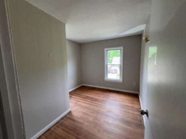 Building Photo - 644 Easter Ave