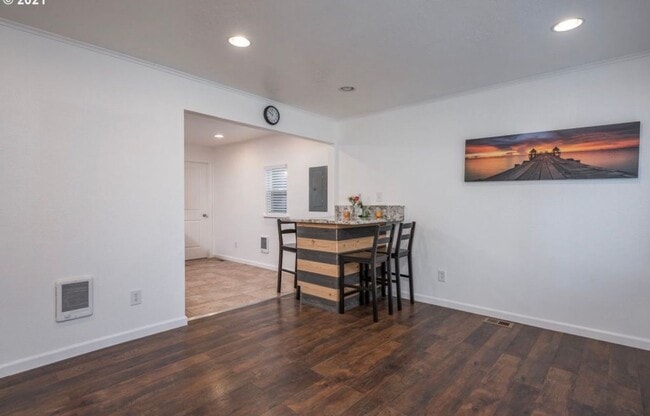 Building Photo - Beautiful 3 bd, 1 bath open kitchen/living, large yard, walk through video.