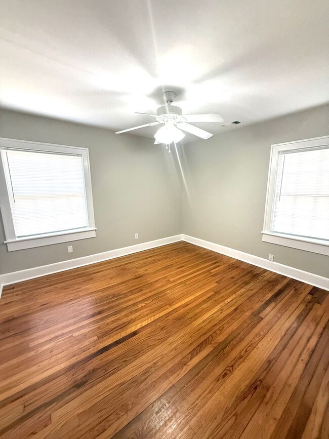 Building Photo - ** 3 Bed 2 Bath Located beside Huntingdon ** Call 334-366-9198 to schedule a self tour