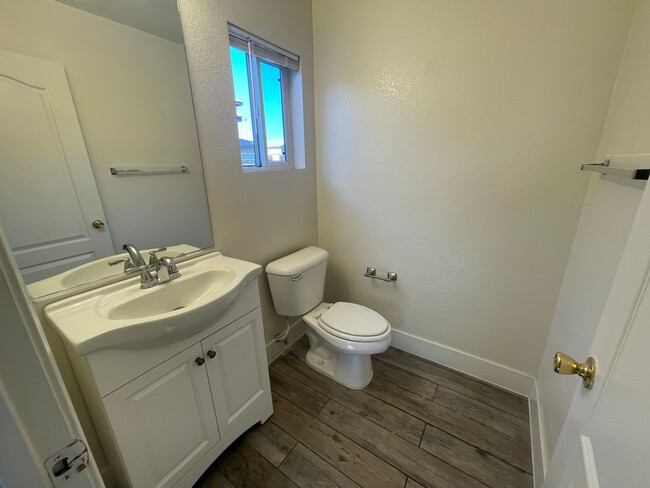 Building Photo - Victorville- Tanamera Home-  4 Bedrooms, 3...