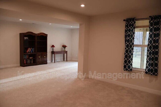 Building Photo - 659 Thomas Penn Dr