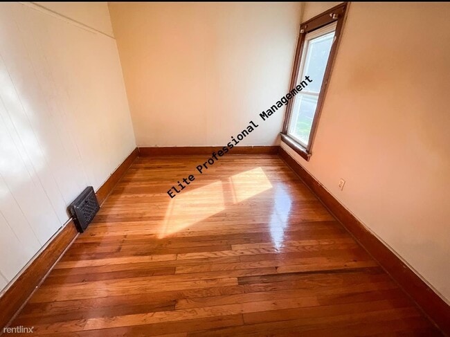 Building Photo - 2 br, 1 bath Triplex - 216 N Saginaw St Un...