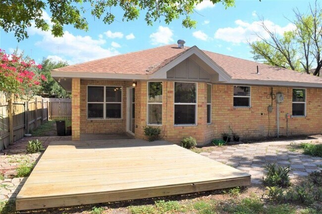 Building Photo - Charming McAllen Home + Bonus Studio