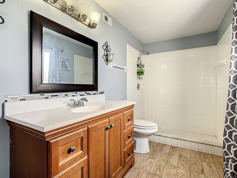 Building Photo - 4840 Kingston Cir