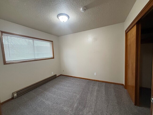 Building Photo - Charming Two Bedroom !!