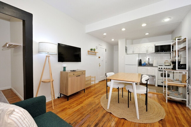 Building Photo - 388 W 38th St