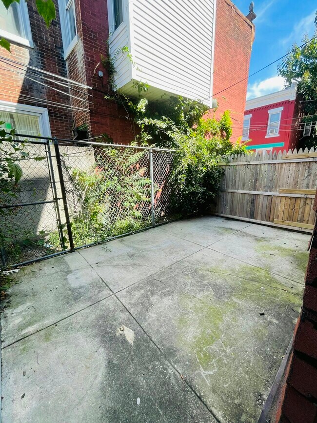 Building Photo - 2831 W Oxford St