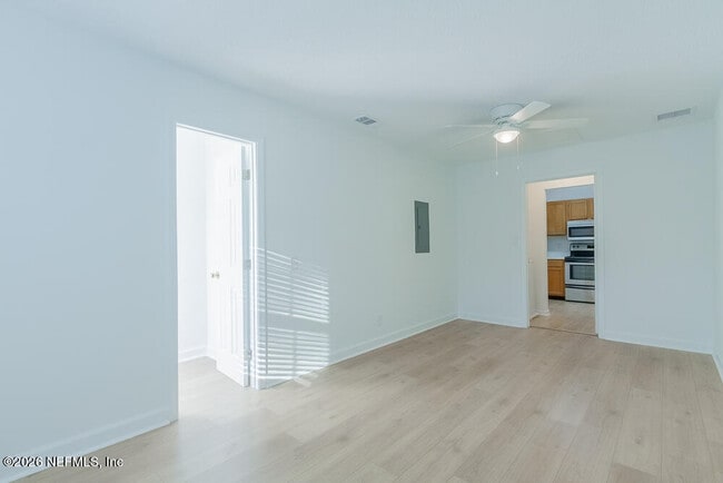 Building Photo - 563 Staffordshire Dr E