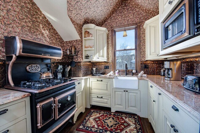 Building Photo - Winter rental! Luxury 4 bed, 3 bath home i...
