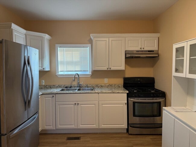 Building Photo - 347 Spruce St