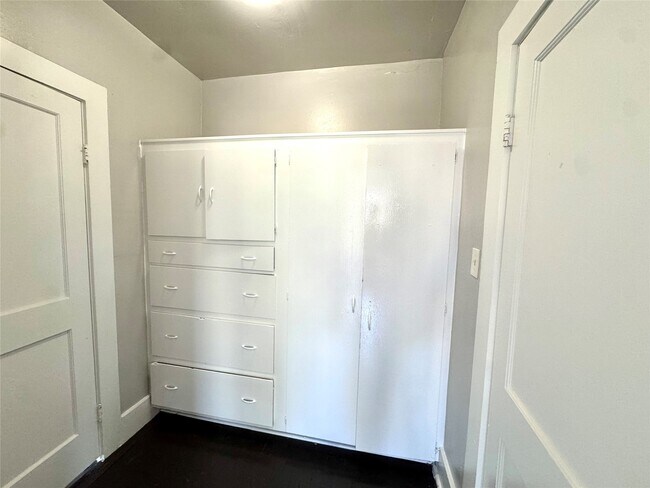 Building Photo - 1658 W Main St