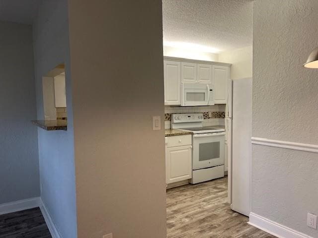 Building Photo - 2588 Riverside Dr