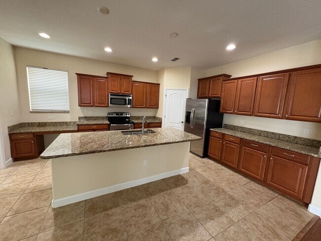 Building Photo - 6 BEDROOM + LOFT, 3 BATH HOME INDEPENDENCE...