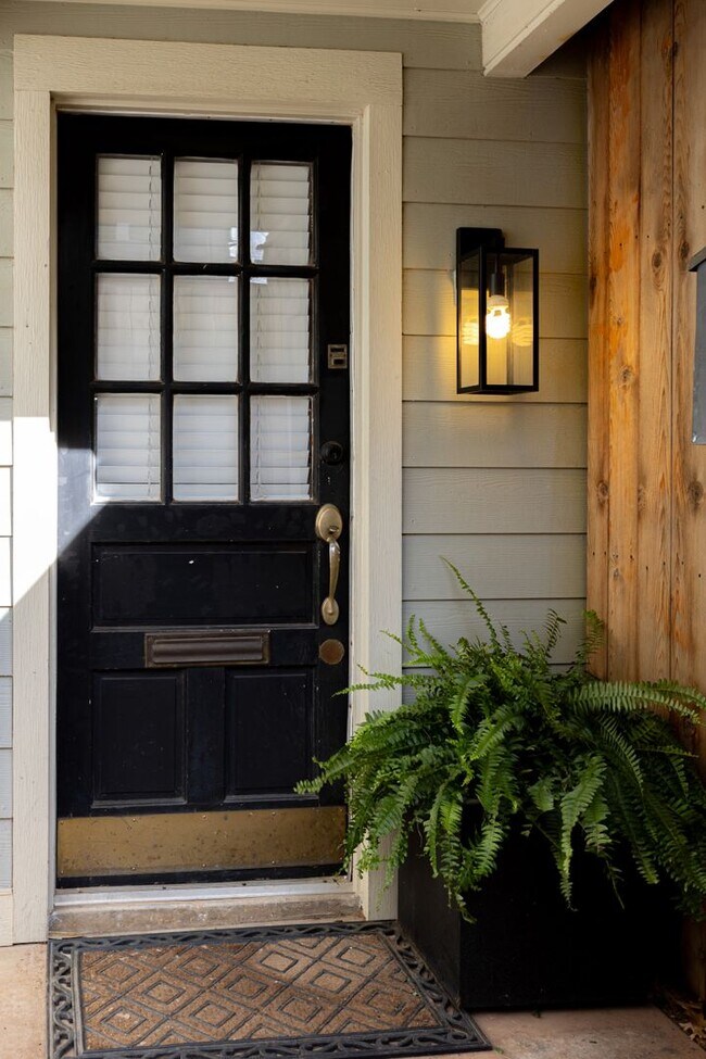 Building Photo - 1515 1/2 S Carson Ave