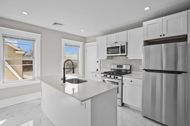 Building Photo - Completely Renovated 2 Bedroom in Elmhurst!