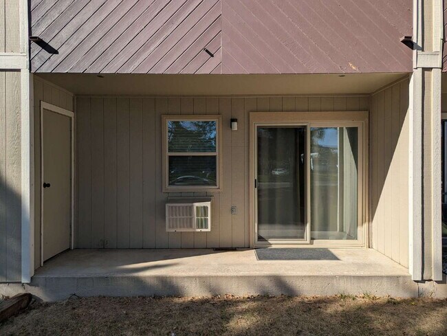 Building Photo - 1bd/1ba condo on 1st floor with pool access