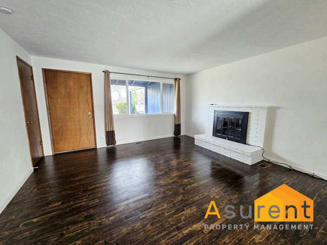 Building Photo - Newly Remodeled 3 Bedroom- 2 Full Bathroom...