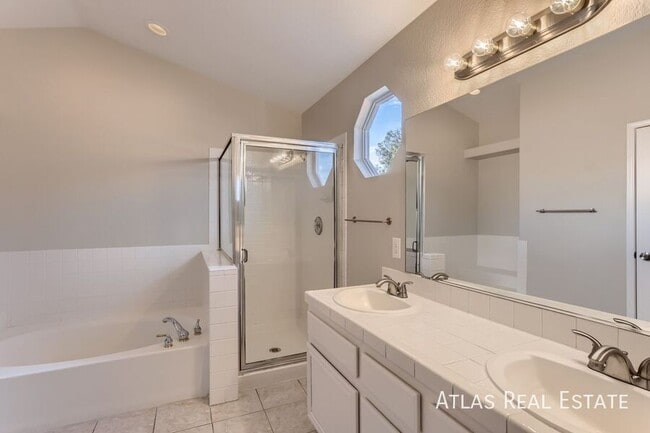 Building Photo - 8112 Dolphin Landing Dr