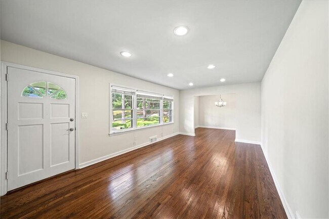 Building Photo - 2038 S Akin Dr