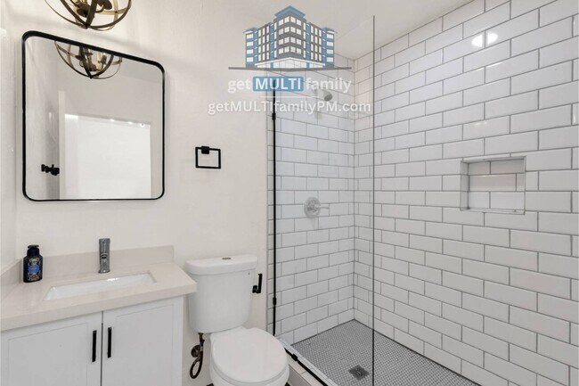 Building Photo - 1006 E Pasadena Ave