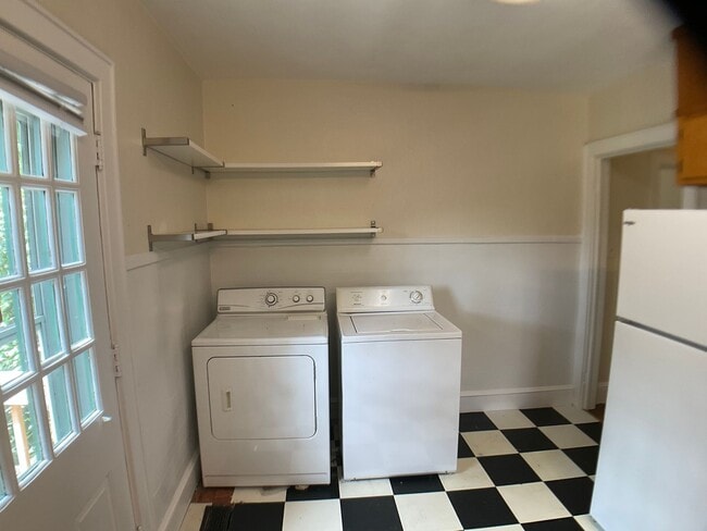 Building Photo - 817 Old Pittsboro Rd