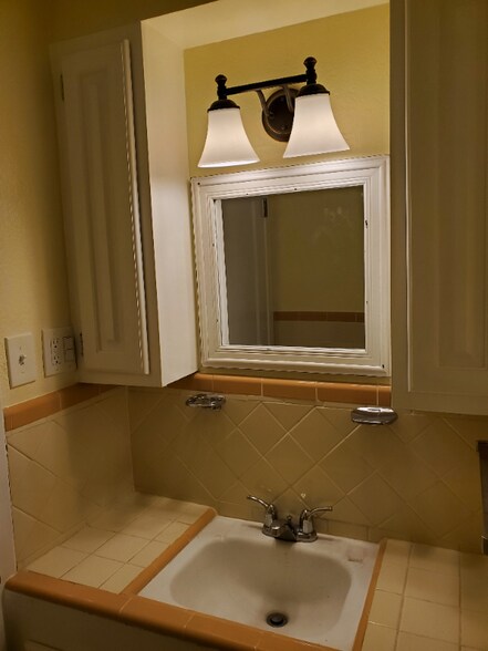 Building Photo - 604 Maple St