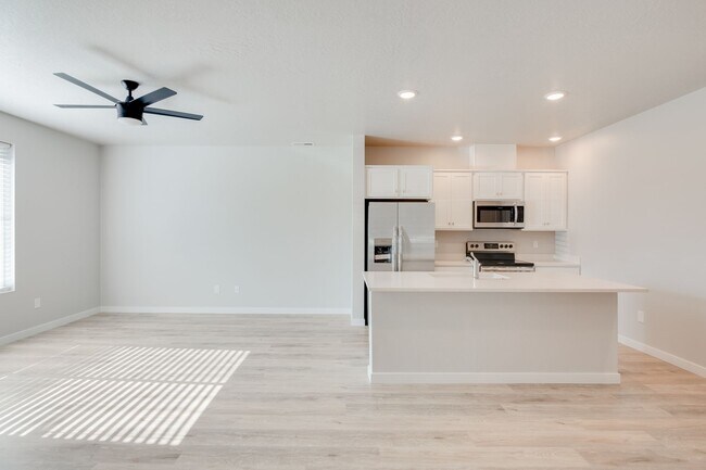 Building Photo - 322 S Echo Cyn Ave
