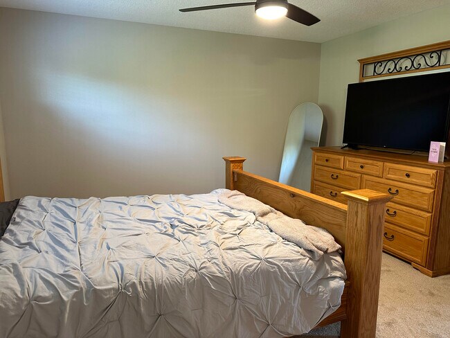 Master bedroom - 4302 Spruce Creek Dr
